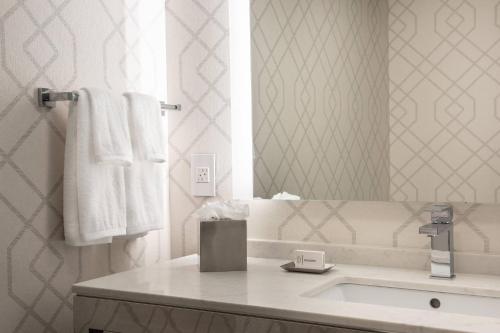 Habitación adaptada para personas con movilidad reducida/discapacidad auditiva y equipada con ducha accesible en silla de ruedas - 2 camas grandes del hotel Residence Inn Weehawken Port Imperial. Foto 9