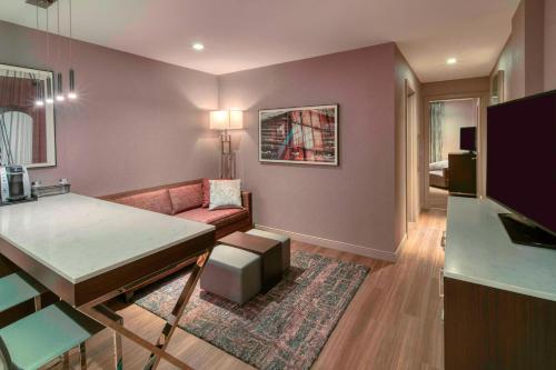 Suite de 1 dormitorio con sofá cama - Cama extragrande del hotel Residence Inn Weehawken Port Imperial. Foto 2