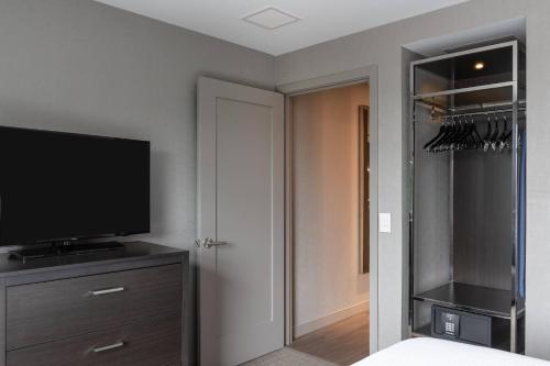 Suite de 1 dormitorio con sofá cama - Cama extragrande del hotel Residence Inn Weehawken Port Imperial. Foto 3