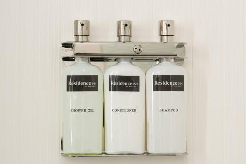 Habitación adaptada para personas con movilidad reducida/discapacidad auditiva con bañera adaptada - 2 camas grandes del hotel Residence Inn Weehawken Port Imperial. Foto 12