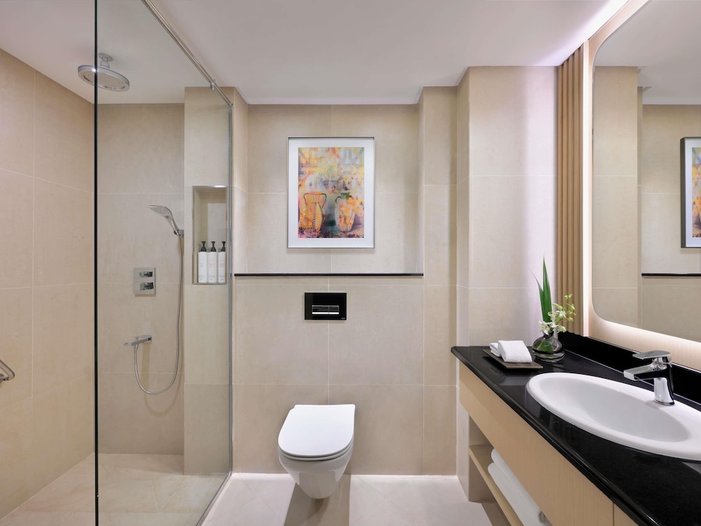 Habitación clásica, 1 cama de matrimonio grande del hotel Swissotel Al Murooj Dubai. Foto 2