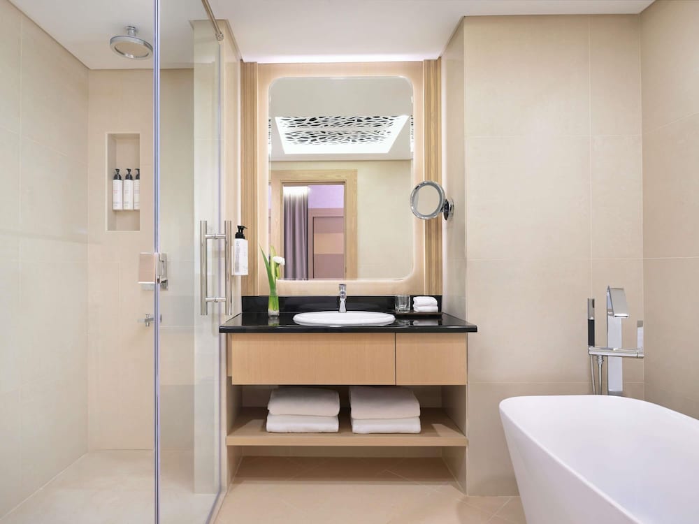 Swiss Signature Room King with Jacuzzi and Terrace del hotel Swissotel Al Murooj Dubai. Foto 4