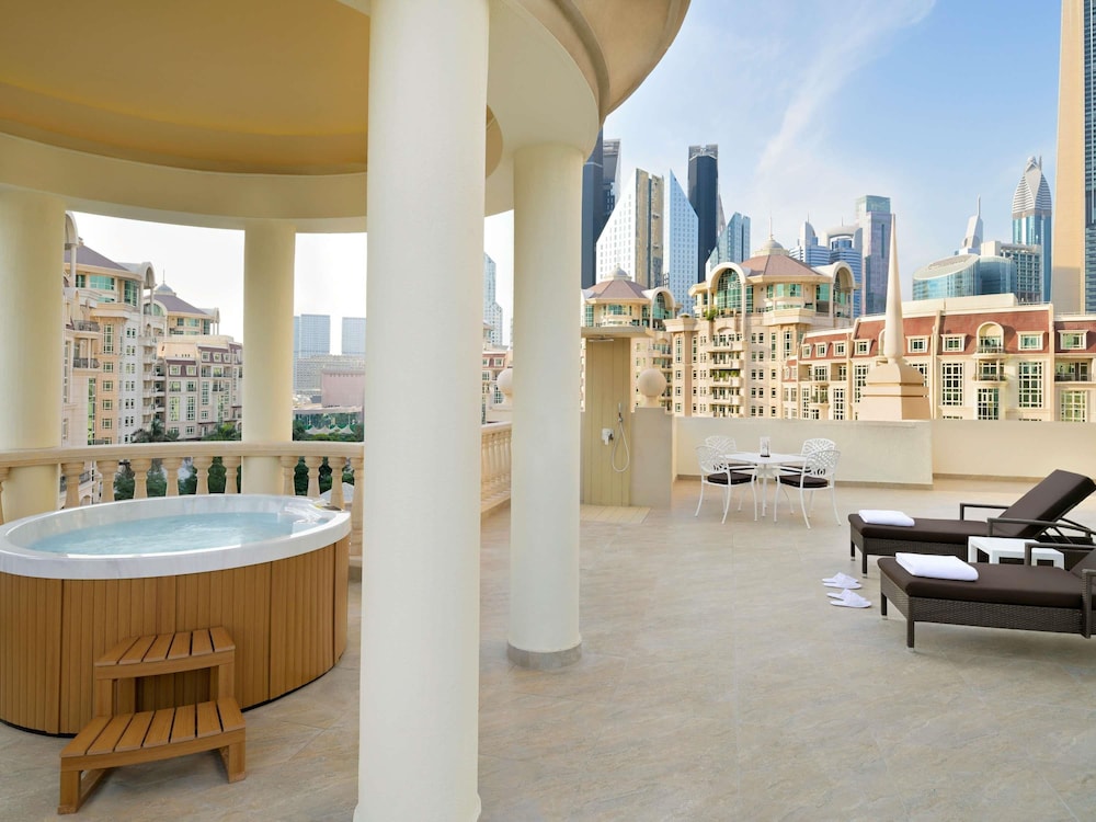 Suite Royal, terraza (and Jacuzzi) del hotel Swissotel Al Murooj Dubai. Foto 3