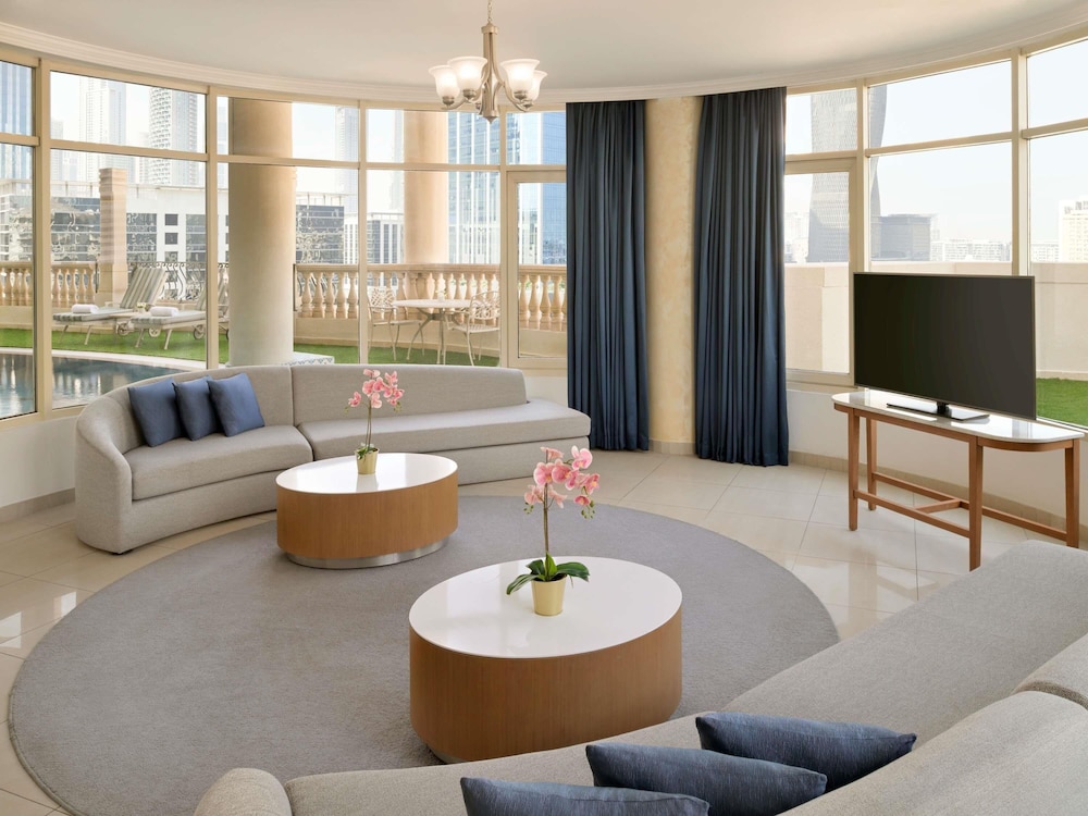 Ático, varias camas del hotel Swissotel Al Murooj Dubai. Foto 1