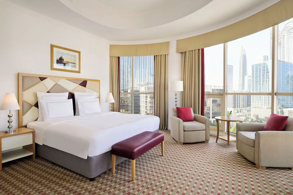 Ático, varias camas del hotel Swissotel Al Murooj Dubai. Foto 3