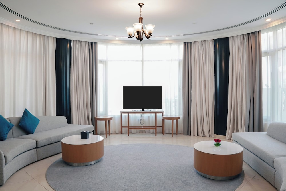 Ático, varias camas del hotel Swissotel Al Murooj Dubai. Foto 12