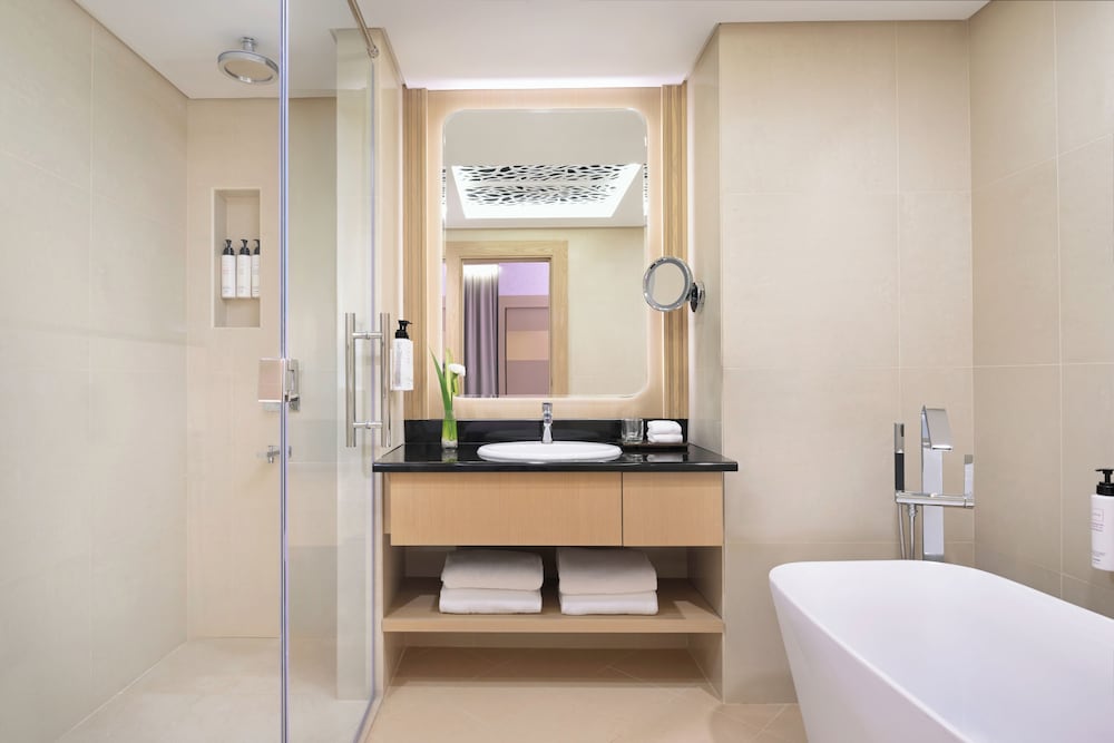Suite ejecutiva, 1 cama de matrimonio grande del hotel Swissotel Al Murooj Dubai. Foto 6