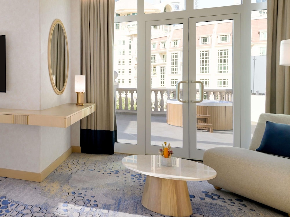 Swiss Signature Room King with Jacuzzi and Terrace del hotel Swissotel Al Murooj Dubai. Foto 2