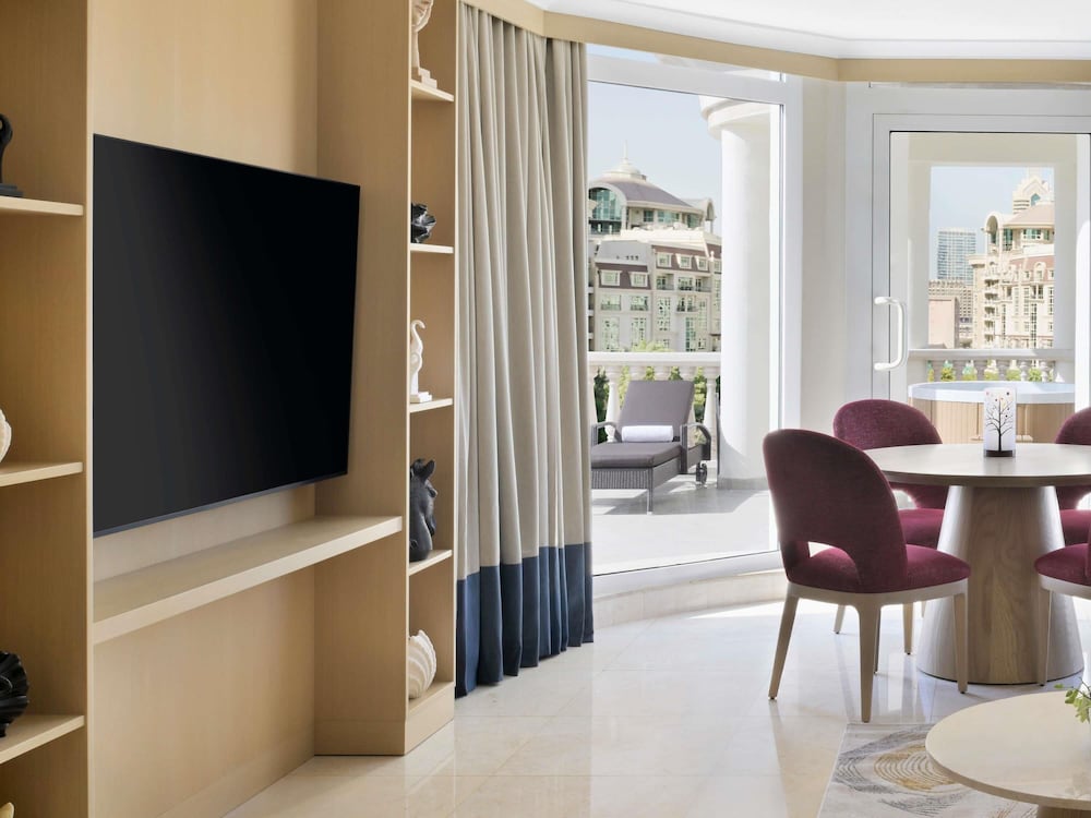 Swiss, Suite Signature del hotel Swissotel Al Murooj Dubai. Foto 7