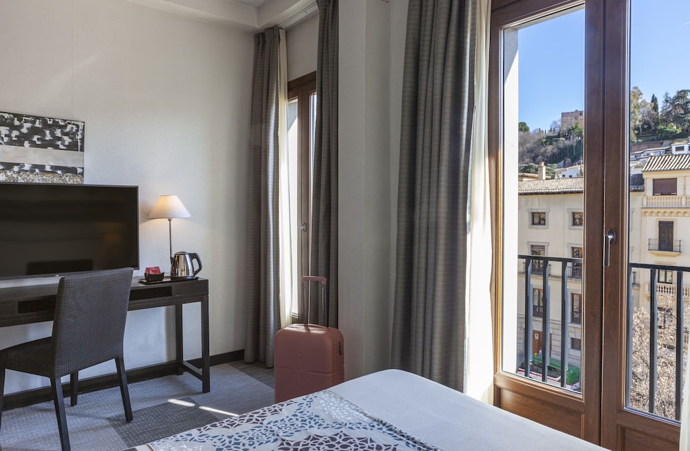 Habitación superior con 1 cama doble o 2 individuales del hotel Macià Plaza. Foto 7
