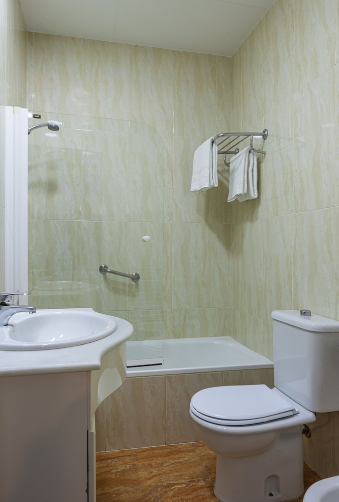 Habitación superior con 1 cama doble o 2 individuales del hotel Macià Plaza. Foto 8