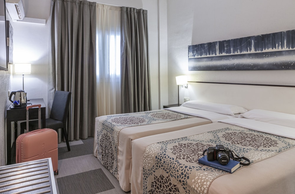 Habitación con 1 cama doble o 2 individuales del hotel Macià Plaza. Foto 1