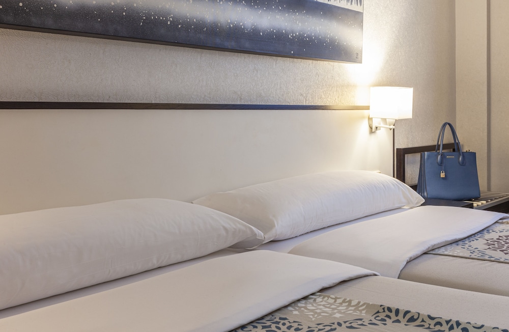 Habitación con 1 cama doble o 2 individuales del hotel Macià Plaza. Foto 8