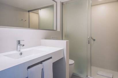 Habitación Familiar Básica del hotel Iberostar Waves Alcudia Park. Foto 3