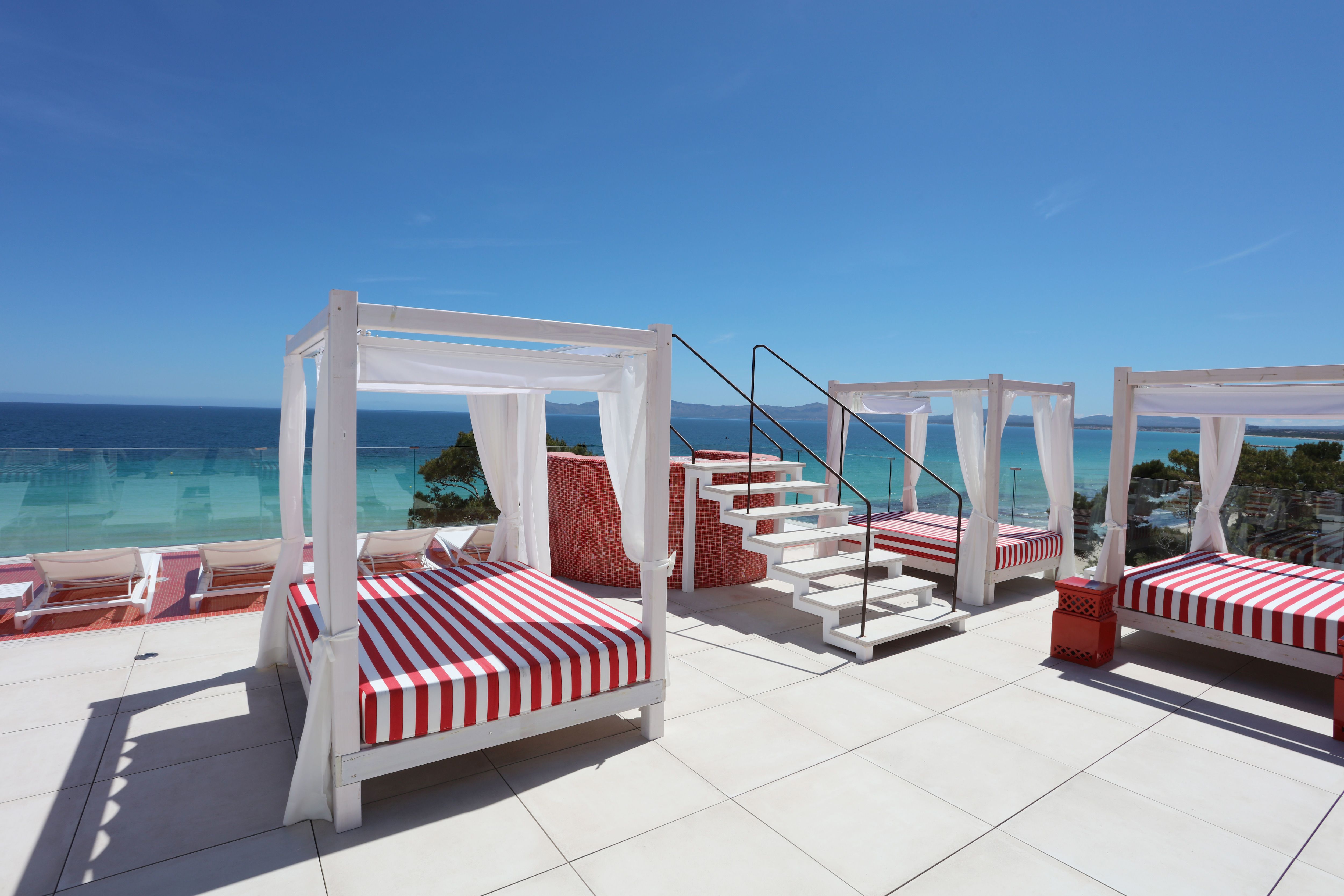 Habitación Star Prestige Double Side Sea View del hotel Iberostar Waves Alcudia Park. Foto 4