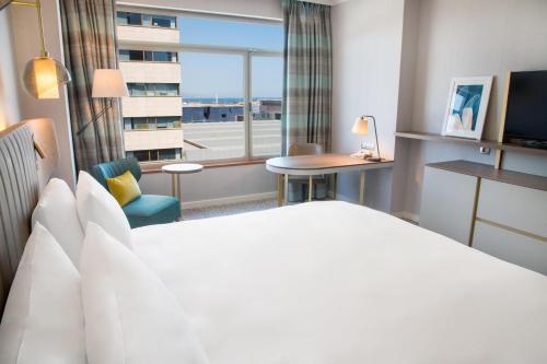 Habitación con cama extragrande del hotel Hilton Diagonal Mar Barcelona