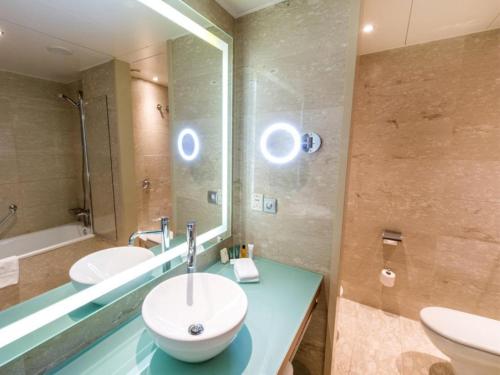 Habitación con cama extragrande del hotel Hilton Diagonal Mar Barcelona. Foto 1