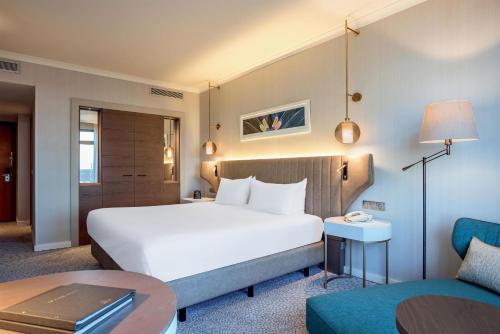 Habitación con cama extragrande del hotel Hilton Diagonal Mar Barcelona. Foto 2