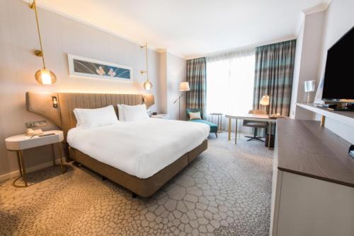Habitación con cama extragrande del hotel Hilton Diagonal Mar Barcelona. Foto 3