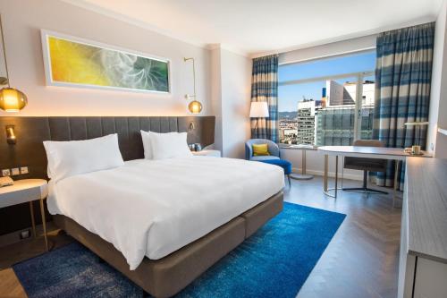 Habitación Executive con cama extragrande del hotel Hilton Diagonal Mar Barcelona. Foto 5