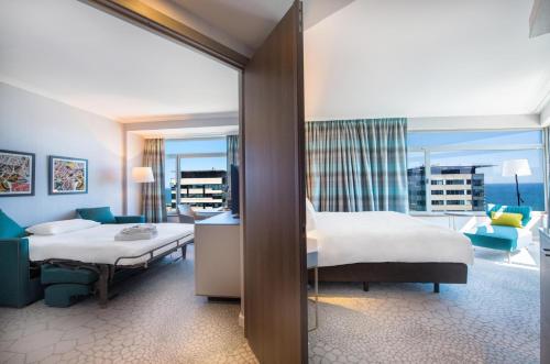 Suite Mediterránea del hotel Hilton Diagonal Mar Barcelona. Foto 11