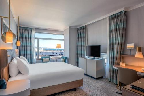 Habitación Esquinera con cama extragrande del hotel Hilton Diagonal Mar Barcelona. Foto 2
