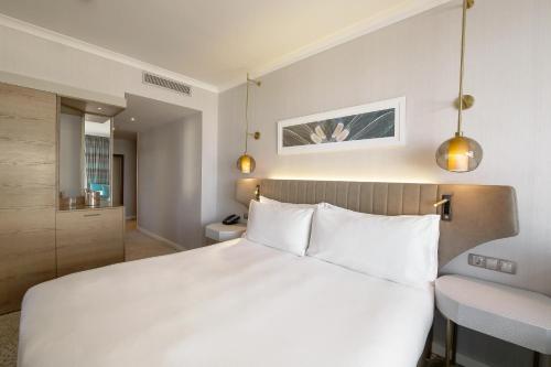 Habitación con cama extragrande y sofá cama del hotel Hilton Diagonal Mar Barcelona. Foto 2