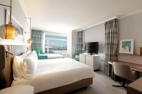 Habitación con cama extragrande y sofá cama del hotel Hilton Diagonal Mar Barcelona. Foto 3
