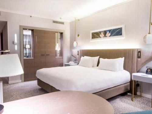 Habitación con cama extragrande y vistas al mar del hotel Hilton Diagonal Mar Barcelona