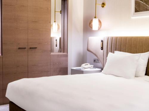 Habitación con cama extragrande y vistas al mar del hotel Hilton Diagonal Mar Barcelona. Foto 1