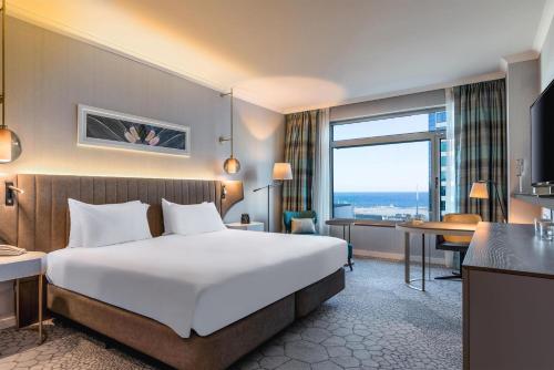 Habitación con cama extragrande y vistas al mar del hotel Hilton Diagonal Mar Barcelona. Foto 3