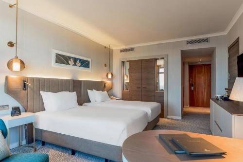 Habitación Doble con vistas a la piscina - 2 camas del hotel Hilton Diagonal Mar Barcelona