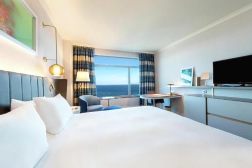 Habitación Doble Executive con cama grande y vistas al mar del hotel Hilton Diagonal Mar Barcelona