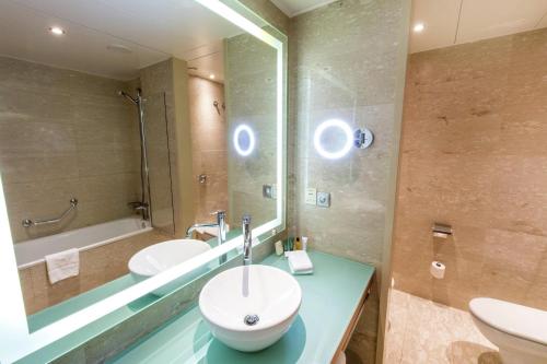 Habitación Doble Executive con cama grande y vistas al mar del hotel Hilton Diagonal Mar Barcelona. Foto 1