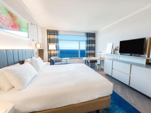 Habitación Doble Executive con cama grande y vistas al mar del hotel Hilton Diagonal Mar Barcelona. Foto 2