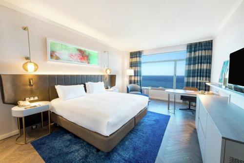 Habitación Doble Executive con cama grande y vistas al mar del hotel Hilton Diagonal Mar Barcelona. Foto 3