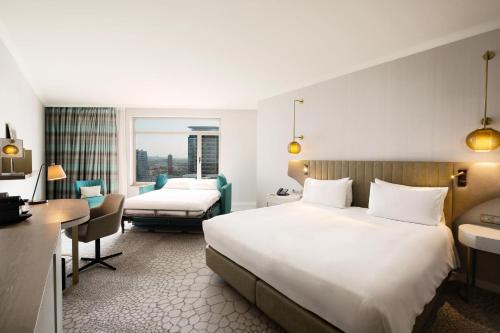 Suite con vistas al paisaje urbano del hotel Hilton Diagonal Mar Barcelona