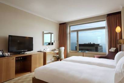 Habitación doble Vista Mar 2 camas del hotel Hilton Diagonal Mar Barcelona. Foto 1