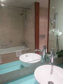 Habitación doble 2 camas del hotel Hilton Diagonal Mar Barcelona. Foto 3