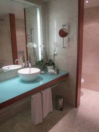 Habitación Vista Parcial al Mar dos camas separadas del hotel Hilton Diagonal Mar Barcelona. Foto 1