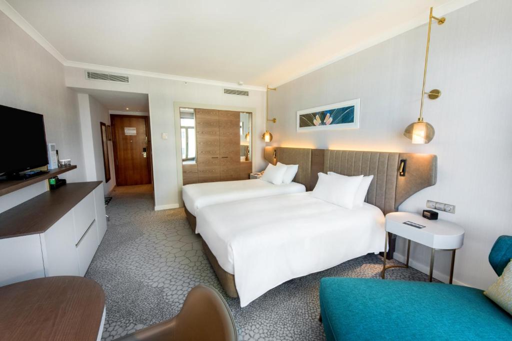 Habitación doble Vista Piscina 2 camas del hotel Hilton Diagonal Mar Barcelona