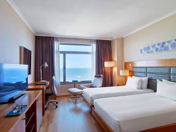 Habitación doble Business 2 camas del hotel Hilton Diagonal Mar Barcelona. Foto 2