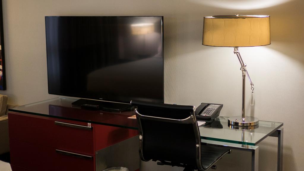 Alojamiento de 1ª clase con cama extragrande del hotel Yotel Washington Dc. Foto 1