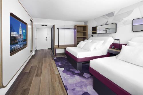 Habitación First Class con 2 camas grandes del hotel Yotel Washington Dc. Foto 2