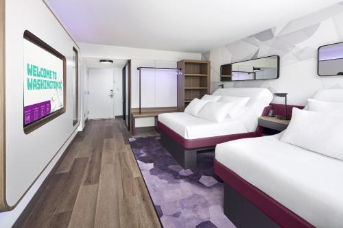 Habitación First Class con 2 camas grandes del hotel Yotel Washington Dc. Foto 4