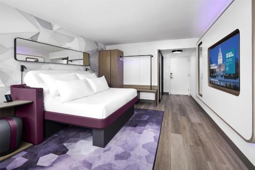 Alojamiento de 1ª clase con cama extragrande del hotel Yotel Washington Dc. Foto 2