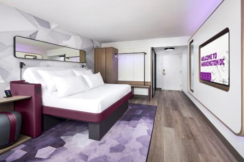 Alojamiento de 1ª clase con cama extragrande del hotel Yotel Washington Dc. Foto 4