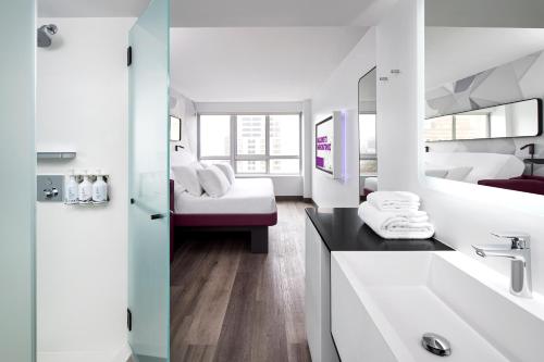 Habitación Doble Premium con vistas (cama doble extra grande del hotel Yotel Washington Dc. Foto 3