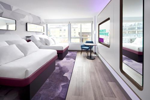 Habitación First Class con 2 camas grandes y vistas del hotel Yotel Washington Dc