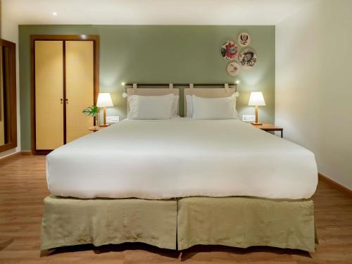 Habitación Executive con vistas parciales frontales al mar - Cama extragrande del hotel Grand Mercure Rio De Janeiro Copacabana